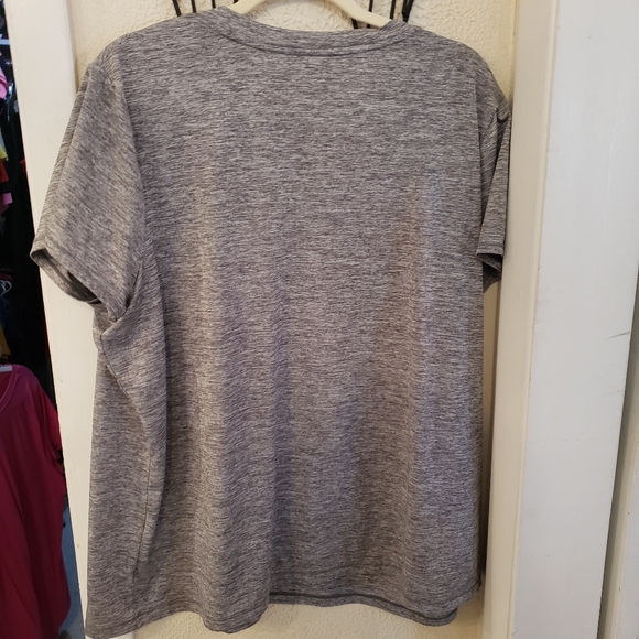 ❤️SOLD!❤️2 workout shirts for 1 price - Picture 6 of 7